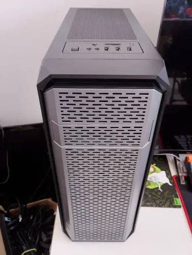 Gabinete Mid Tower bem ventilado e espaçoso!