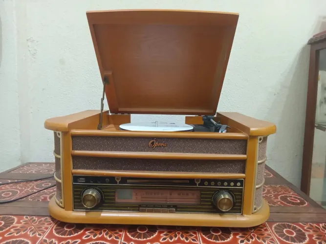 Vitrola raveo new opera BT tocar disco cd bluetooth rádio fm
