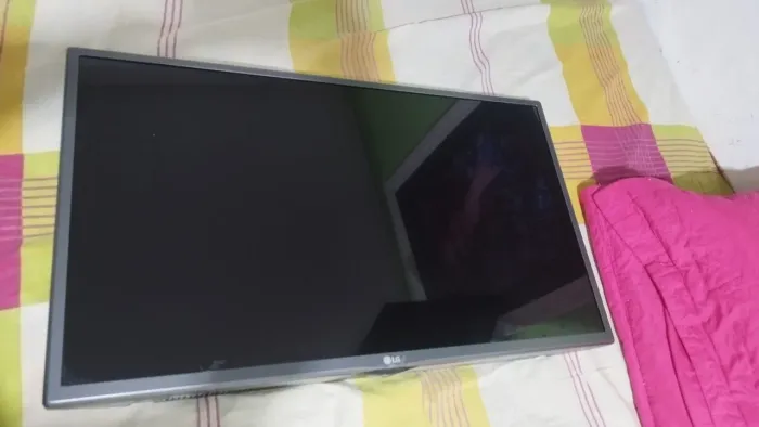TV LG 32" polegadas desapegou.