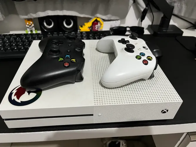 Xbox One S - 500gb - 2 controles