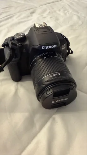 MÁQUINA FOTOGRÁFICA CANON EOS 700D