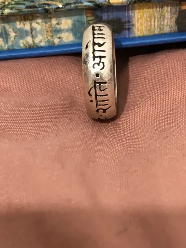 +2 Anel de prata com mantra gravado em sânscrito, com marcação no aro .