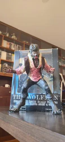 Boneco Mezco The Wolfman Deluxe escala 12'' com camisa e colete de pano