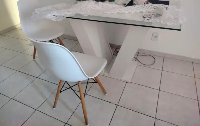 Mesa de vidro com 2 cadeiras 