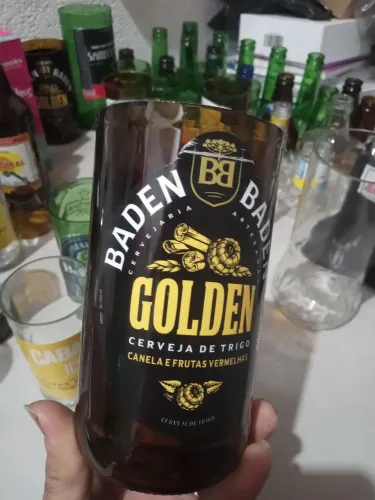 Copos feitos de garrafas várias marcas