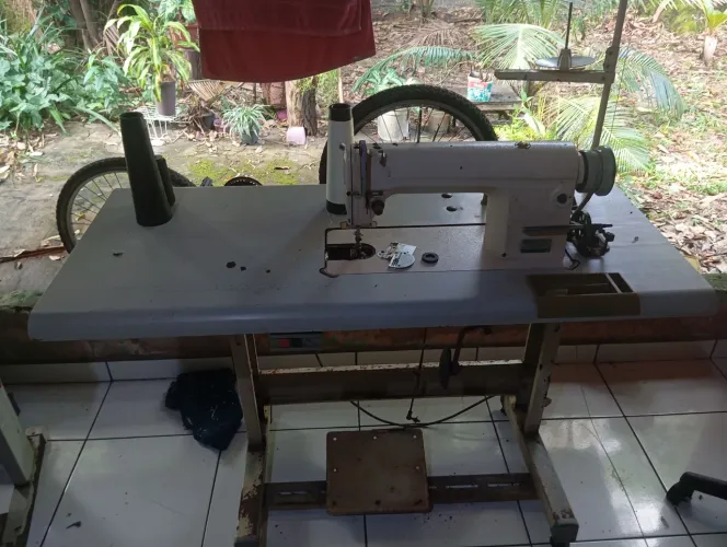 Máquina de costura reta industrial