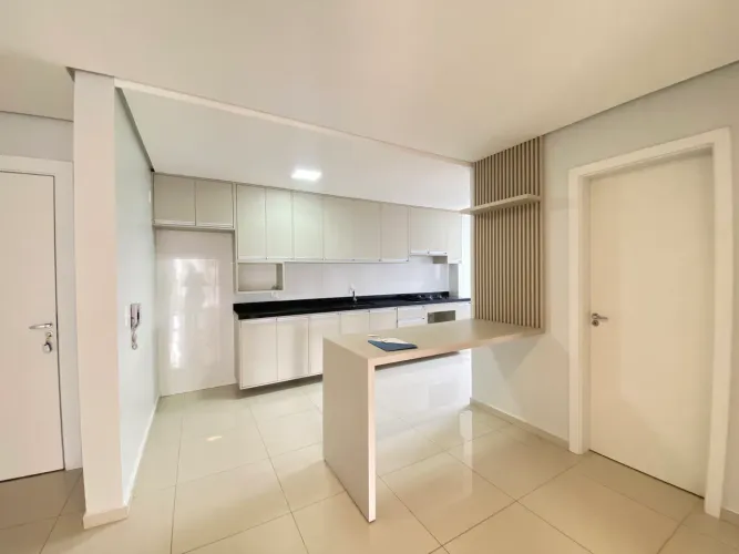 Apartamento semi mobiliado, suite + 2 demi suites!