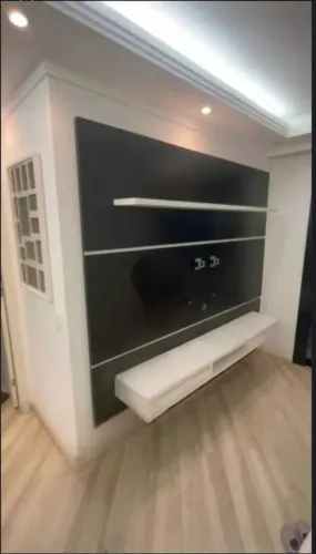 Painel de TV seminovo - Preço para vender rápido