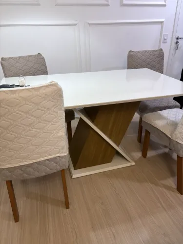 Mesa de jantar em perfeito estado com 4 cadeiras novas