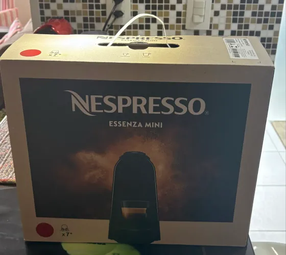 Cafeteira Nespresso Essenza Mini Vermelha
