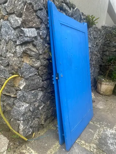 Portão de garagem em madeira de demolição