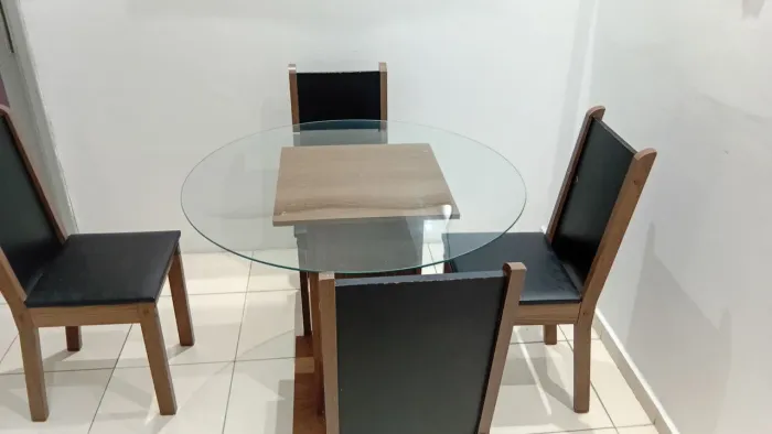 Vendo um conjunto de mesa com 4 cadeiras , com tampo de vidro de 90cm.