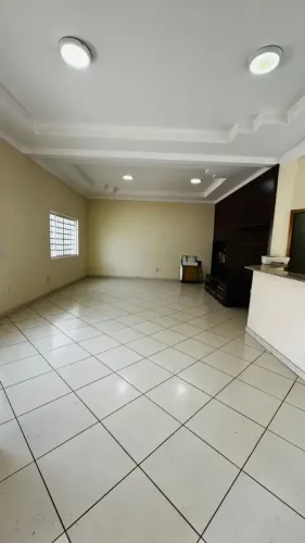 Casa Sobrado em Via Pública para Aluguel ou Venda no Jardim Guanabara - Cuiabá - MT