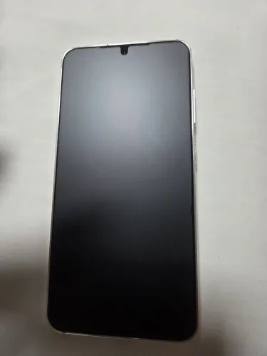 Smartphone Samsung S23, tela 6.1 e memória de 256GB.