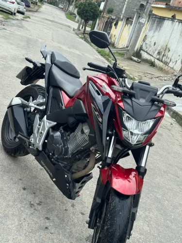 Honda CB Twister 300 2025 Vermelha | Impecável | Pneu Novo | Manual + Reserva