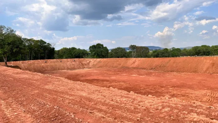 Escavadeira disponível para prestação de serviços 