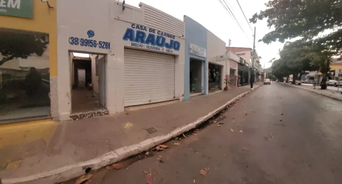 Vendo imóvel 414 m2, com 3 pontos comerciais e um terreno ao fundo.