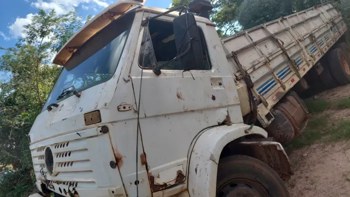 Vendo carcaça de caminhão