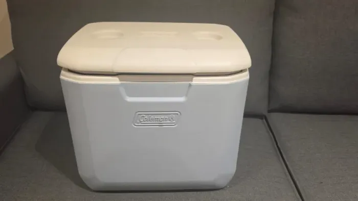 Caixa Térmica Coleman Chiller 30QT (28,3L) na cor Fog