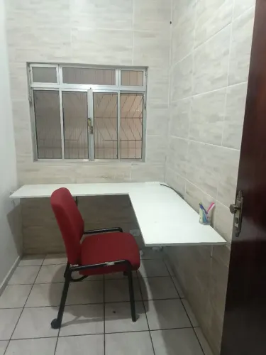 Mesa de canto branca com cadeira