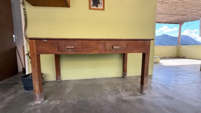 Mesa madeira maciça com 2 gavetas