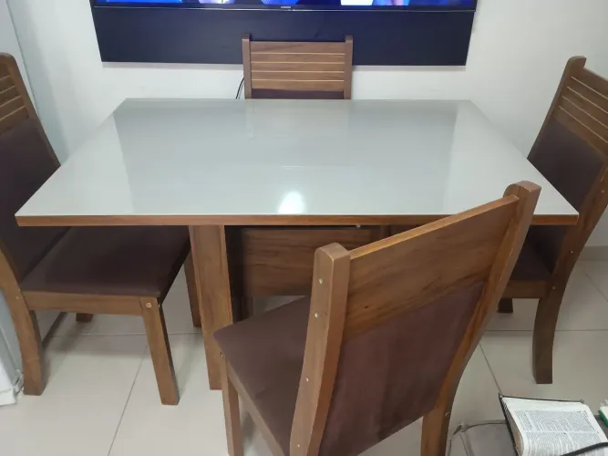 Mesa com tampo vidro e 4 cadeiras