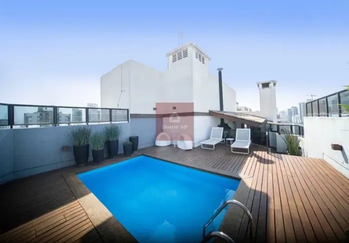 Cobertura em Moema, fora de rota, reformada com piscina e espaço gourmet