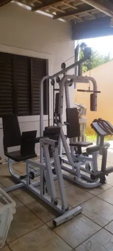 Aparelho de musculação completo com legpress