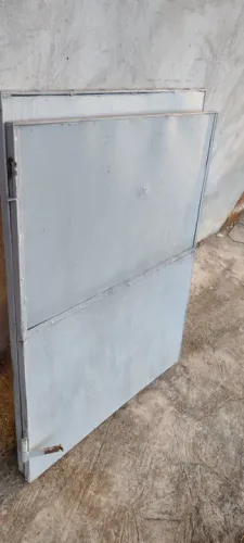 Portão cortado em dois com flange de metal - usado