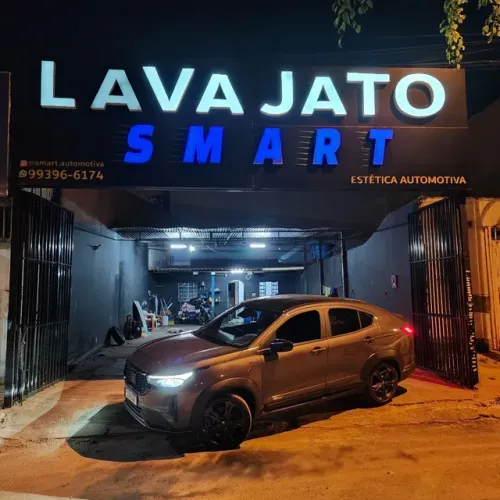 Vendo placa de fachada feita em ACM fundo preto letras acrílico iluminada caixa alta