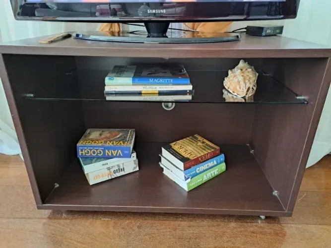 RACK DE MADEIRA ESCURA E RODÍZIOS PERFEITOPARA SUA TV E LIVROS 