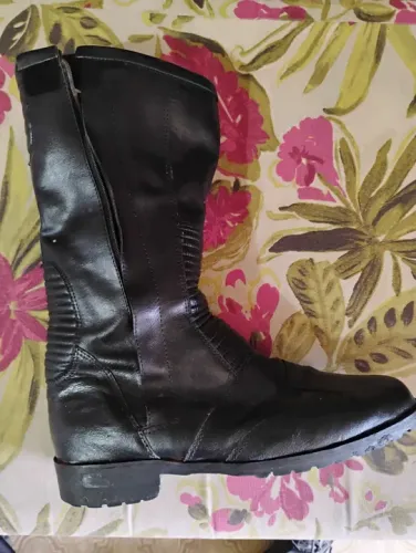 Bota de Couro Preta e coturno militar