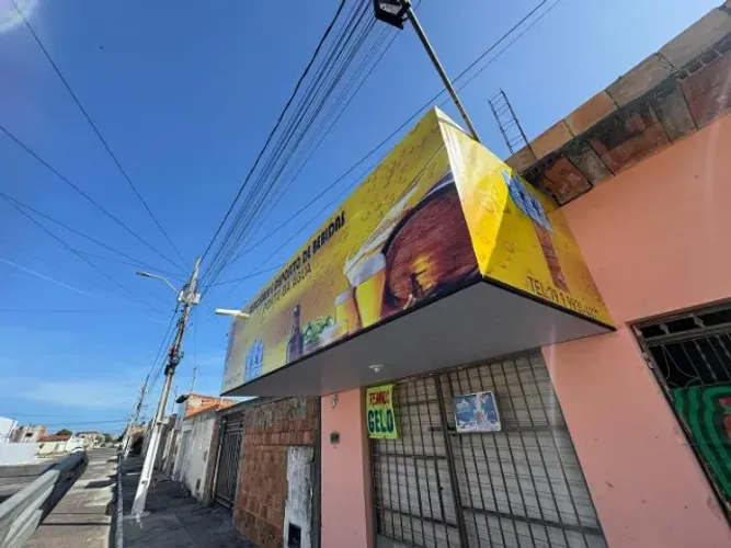 Fachada em ACM e em lona