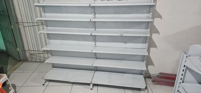 Gôndola de parede para comércio. 