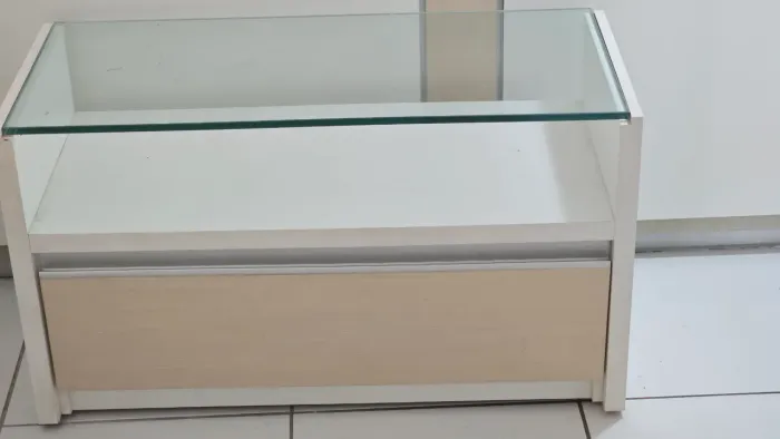 Mesa de Cabeceira com Tampo de Vidro