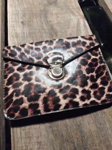 Bolsa/clutch animal print oncinha marrom e preto 