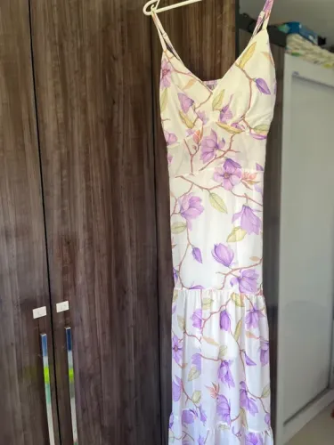 Vestido Floral Longo Branco com Detalhes Roxo