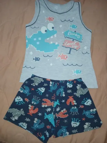 Pijama que brilha no escuro.