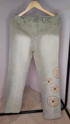 Calça jeans feminina com bordados - Tamanho 44
