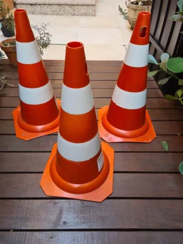 Trio de cones de sinalização novo