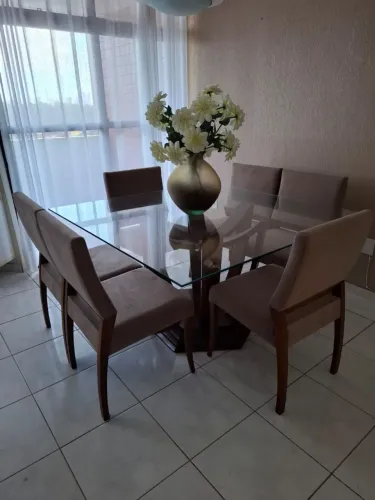 Conjunto de mesa com cadeiras