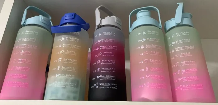Garrafa de água 2L com adesivos 