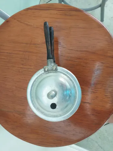 Panelinha brinquedo alumínio Neusa,Anos 50, mede 7 cm.