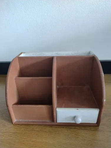 Organizadora de Mesa em Madeira, medindo 20cm x 14cm x 14cm (C X  H X P)