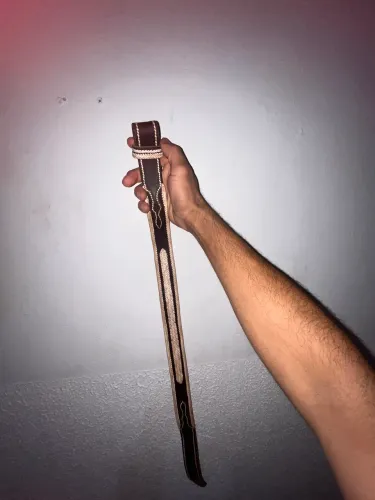 ? Cinta Infantil Unissex - Feita à Mão em Couro e lonca de Carneiro