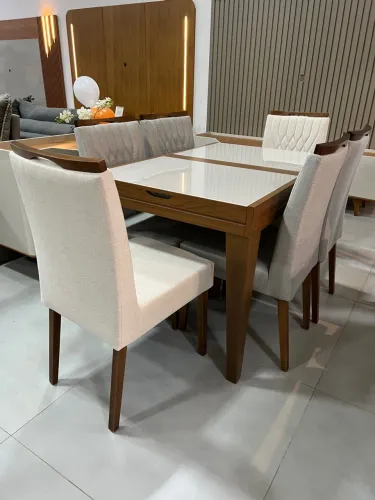 Mesa Extensível de Madeira com 6 Cadeiras