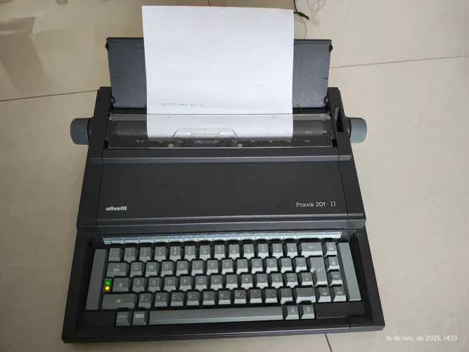 Máquina de escrever eletrônica Olivetti Praxis 201 II