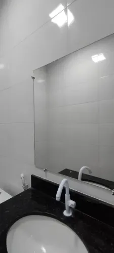 Espelho de banheiro moderno