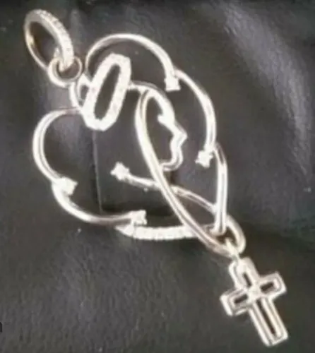 PINGENTE NOSSA SENHORA, EM OURO BRANCO 18K, COM DIAMANTES.