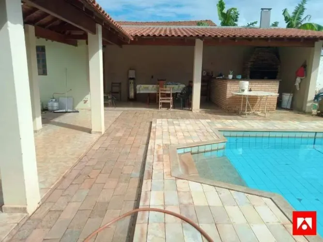 Sítio à venda em Fernandópolis, com 1 alqueire de extensão.